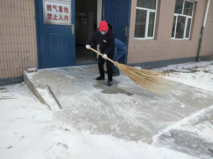 带领职工除冰扫雪